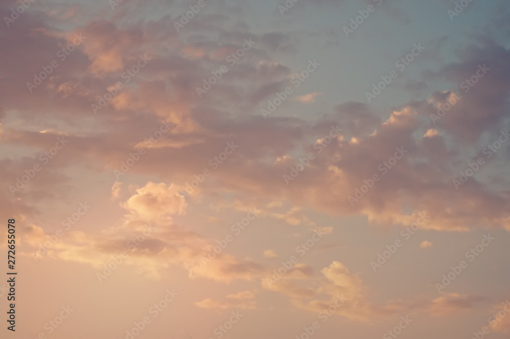 Obraz premium Beautiful sunset sky with clouds.