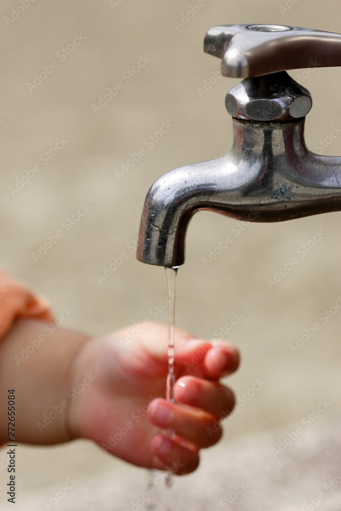 公園の蛇口で手を洗う子供 Stock Photo Adobe Stock