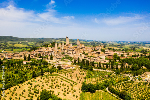 San Gimignano, vista aerea del paese in Toscana, Italia. I tetti delle case, le sue alte torri.