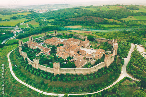 Monteriggioni, piccolo borgo in Toscana che ha ancora intatte le mura difensive Medievali. Vista aerea. photo