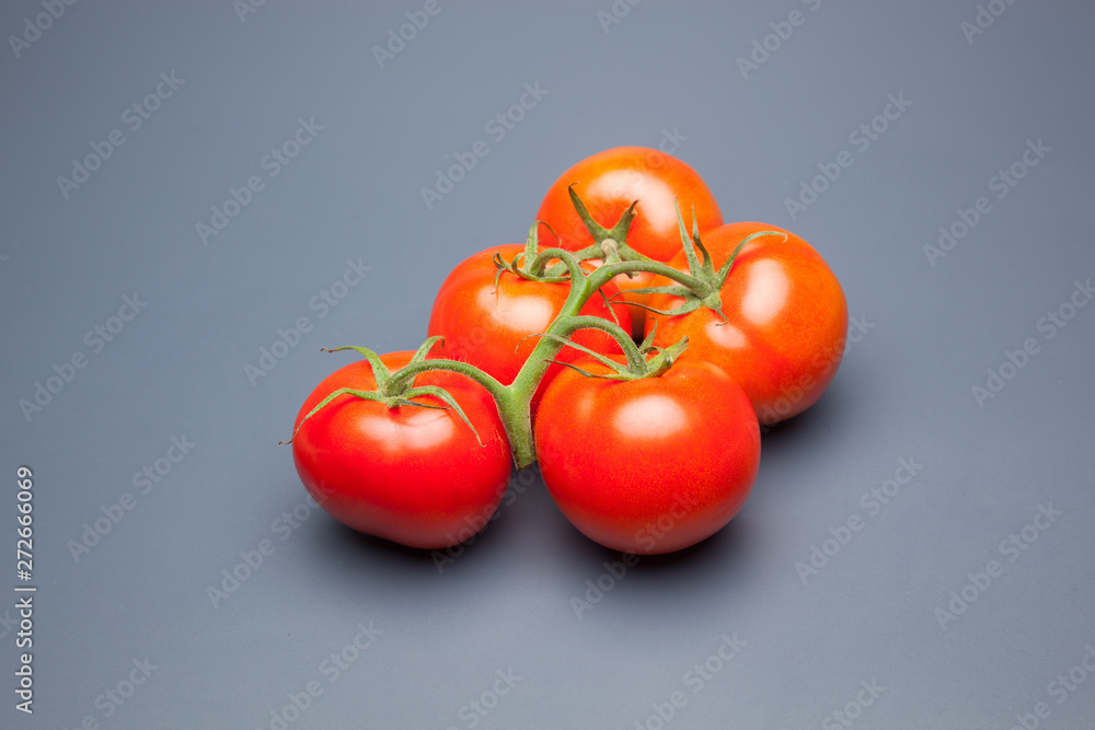 Tomates, rojos, frescos y saludables, los podemos comer crudos en ensaladas o bien podemos hacer mermeladas y salsas, los podemos rellenar con carne u otros vegetales. Los podemos cocinar Tomates, rojos, frescos y saludables, los podemos comer crudos en ensaladas o bien podemos hacer mermeladas y salsas, los podemos rellenar con carne u otros vegetales. Los podemos cocinar