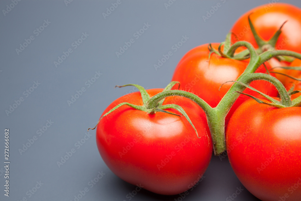 Tomates, rojos, frescos y saludables, los podemos comer crudos en ensaladas o bien podemos hacer mermeladas y salsas, los podemos rellenar con carne u otros vegetales. Los podemos cocinar Tomates, rojos, frescos y saludables, los podemos comer crudos en ensaladas o bien podemos hacer mermeladas y salsas, los podemos rellenar con carne u otros vegetales. Los podemos cocinar