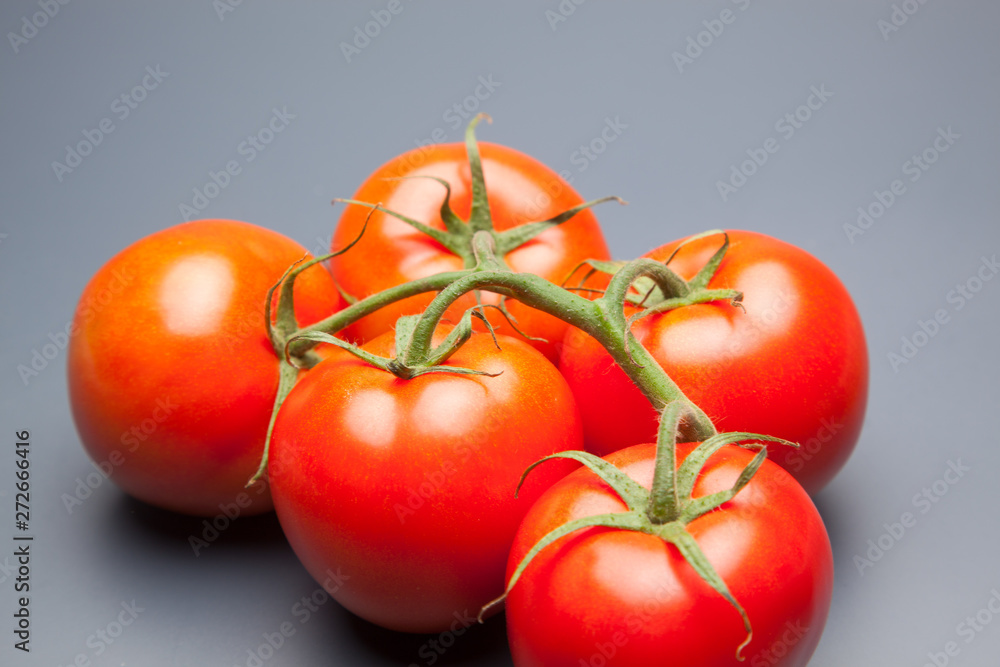 Tomates, rojos, frescos y saludables, los podemos comer crudos en ensaladas o bien podemos hacer mermeladas y salsas, los podemos rellenar con carne u otros vegetales. Los podemos cocinar Tomates, rojos, frescos y saludables, los podemos comer crudos en ensaladas o bien podemos hacer mermeladas y salsas, los podemos rellenar con carne u otros vegetales. Los podemos cocinar