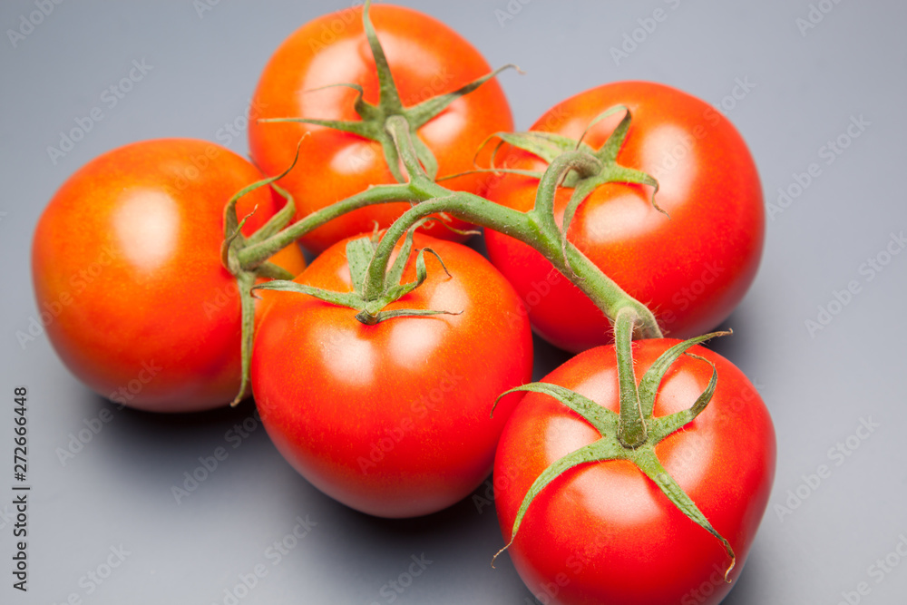 Tomates, rojos, frescos y saludables, los podemos comer crudos en ensaladas o bien podemos hacer mermeladas y salsas, los podemos rellenar con carne u otros vegetales. Los podemos cocinar Tomates, rojos, frescos y saludables, los podemos comer crudos en ensaladas o bien podemos hacer mermeladas y salsas, los podemos rellenar con carne u otros vegetales. Los podemos cocinar