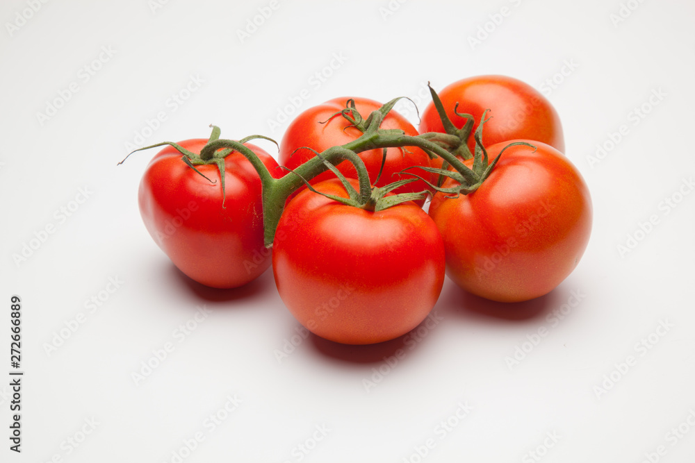 Tomates, rojos, frescos y saludables, los podemos comer crudos en ensaladas o bien podemos hacer mermeladas y salsas, los podemos rellenar con carne u otros vegetales. Los podemos cocinar