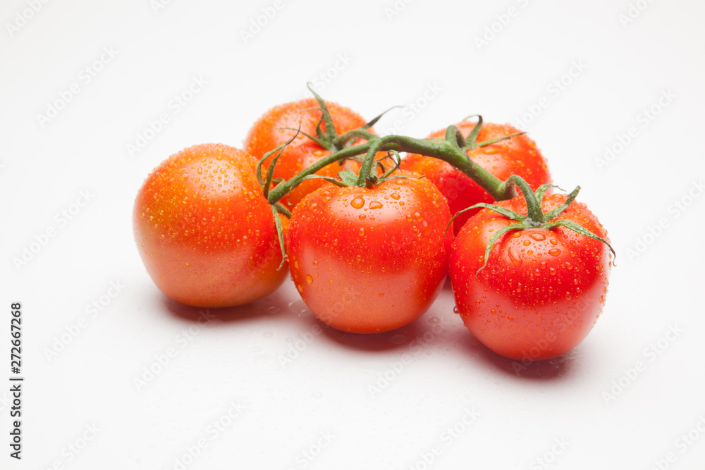 Tomates, rojos, frescos y saludables, los podemos comer crudos en ensaladas o bien podemos hacer mermeladas y salsas, los podemos rellenar con carne u otros vegetales. Los podemos cocinar Tomates, rojos, frescos y saludables, los podemos comer crudos en ensaladas o bien podemos hacer mermeladas y salsas, los podemos rellenar con carne u otros vegetales. Los podemos cocinar