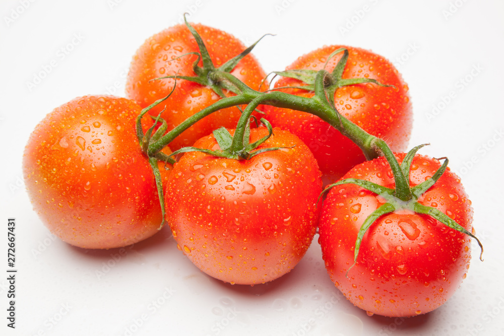 Tomates, rojos, sanos, saludables, llenos de sabor y vitaminas; se pueden comer crudos y cocinados, se pueden hacer zumos y mermeladas, salsas, es ingrediente indispensable en la cocina mediterránea. Tomates, rojos, sanos, saludables, llenos de sabor y vitaminas; se pueden comer crudos y cocinados, se pueden hacer zumos y mermeladas, salsas, es ingrediente indispensable en la cocina mediterránea.