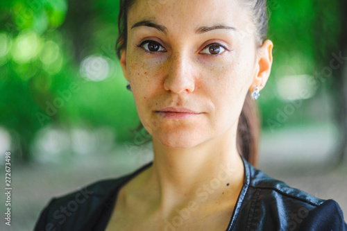 Cuadro en lienzo Outdoors portrait of a beautiful brown-eyed young woman with long brown hair