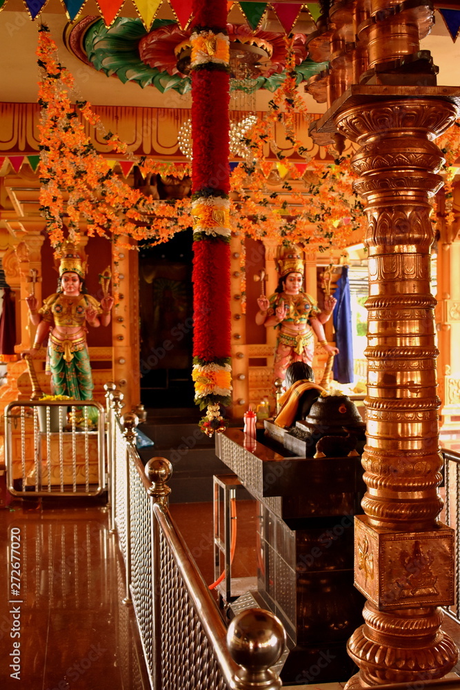 Fototapeta premium Colorful inside of a Hindu temple