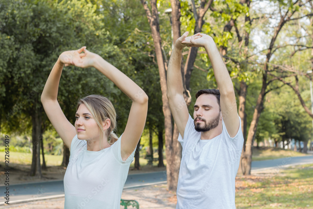 Obraz premium Couples are exercising in the park.