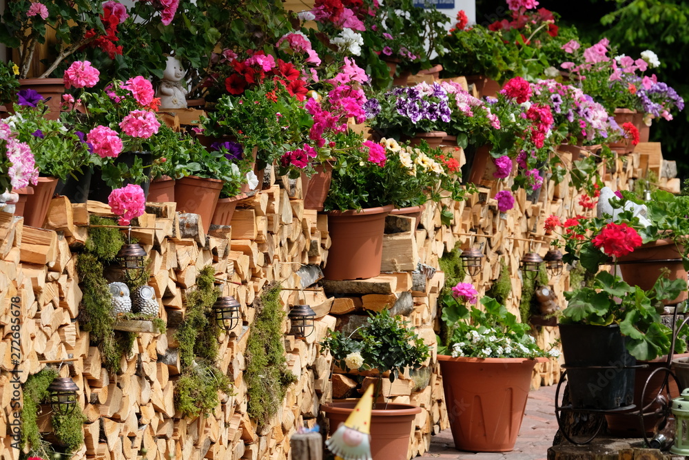 Naklejka premium Brennholz und Blumenschmuck