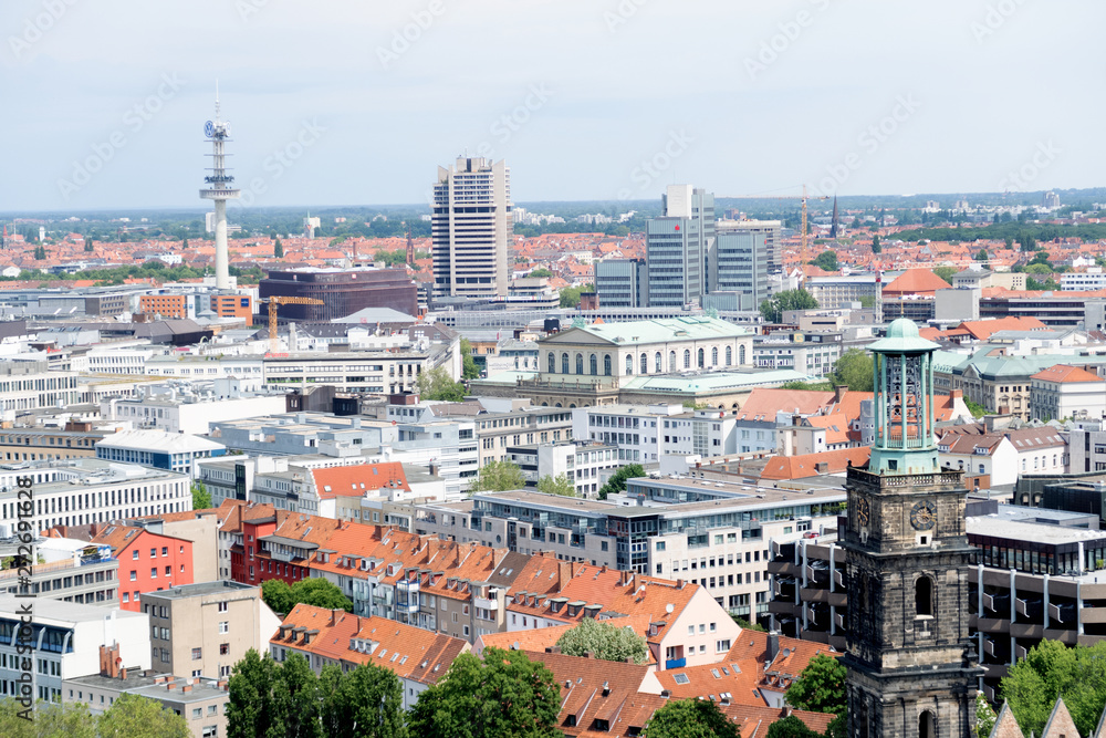 blick auf hochhäuser und gebäude in hannover niedersachsen deutschland fotografiert an einem sonnigen Tag im Juni