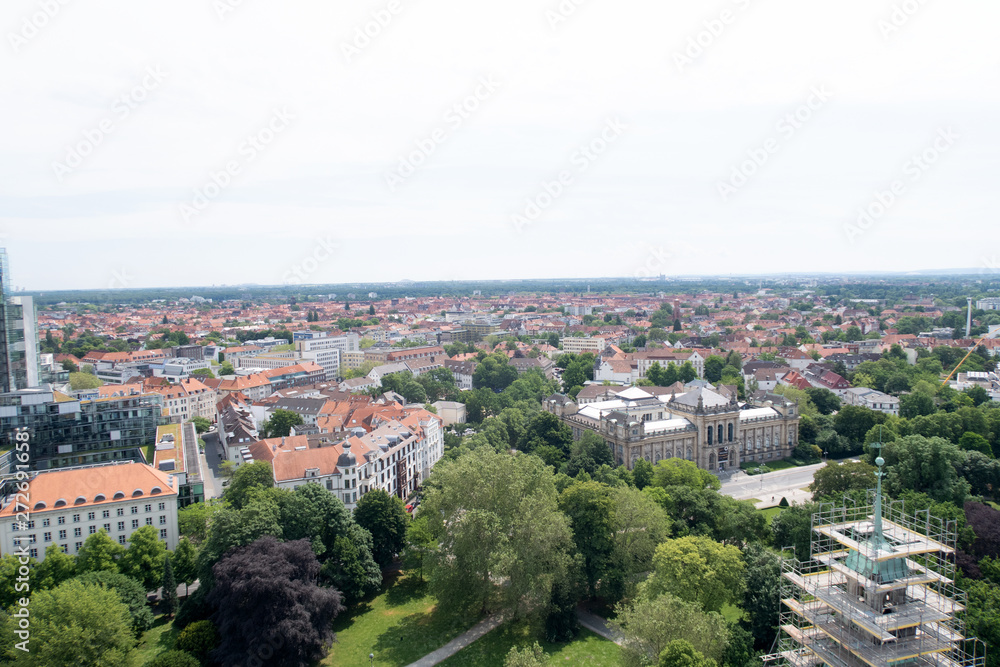 weitblick auf die bauliche struktur in hannover niedersachsen deutschland fotografiert an einem sonnigen Tag im Juni