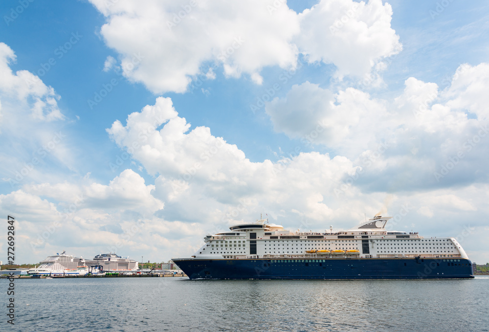 Die MSC Meraviglia liegt im Ostuferhafen, während die Norwegenfähre wie jeden Tag in Richtung Oslo ausläuft