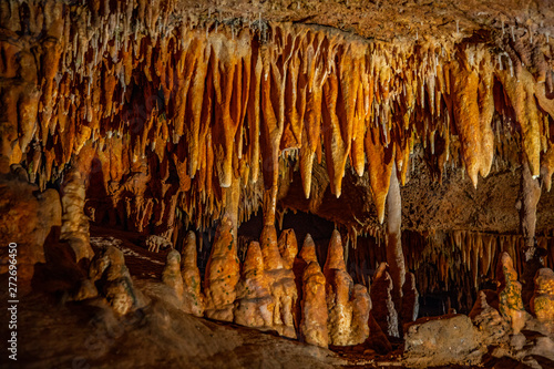 Photographie Cave stalactites, stalagmites, and other formations at Luray Caverns