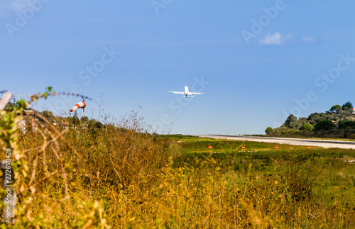 Flugzeug beim Start auf einem kleinen Flughafen
