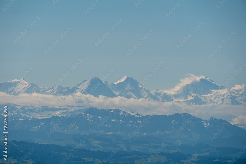 Eiger, Mönch und Jungfrau - vom Jura aus gesehen