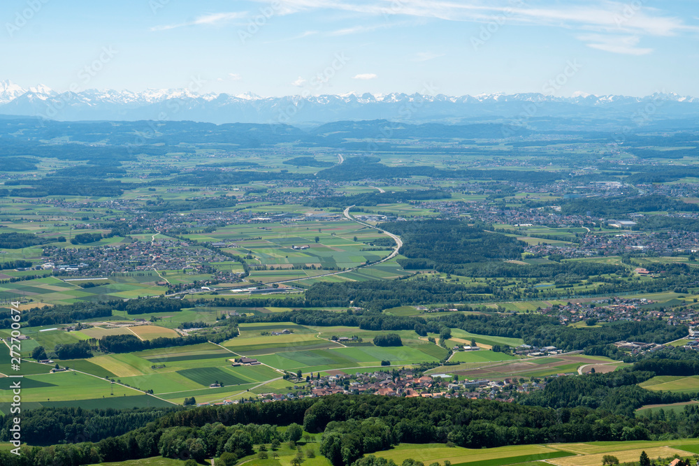 Aussicht vom Jura über das Mittelland bis in die Berner Alpen mit Eigen, Mönch und Jungfrau