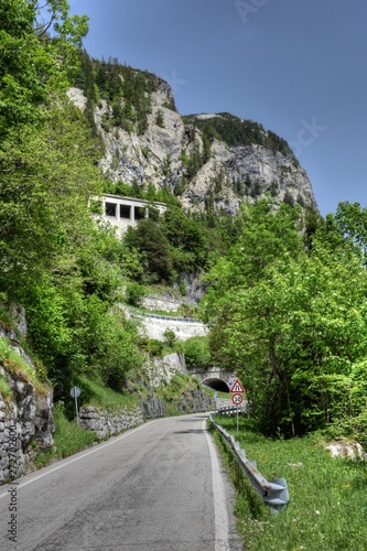 Plöckenpass, Passübergang, Passhöhe, Galerie, steil, Südrampe, Rampe, Italien, Udine, Timau, Galerie, Kurve, Tunnel, Kehre, Kehren, Hang, Sicht, anspruchsvoll, Straße, Bergstraße, Alpenstraße, Berg, T photo