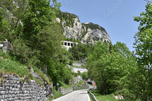 Plöckenpass, Passübergang, Passhöhe, Galerie, steil, Südrampe, Rampe, Italien, Udine, Timau, Galerie, Kurve, Tunnel, Kehre, Kehren, Hang, Sicht, anspruchsvoll, Straße, Bergstraße, Alpenstraße, Berg, T photo