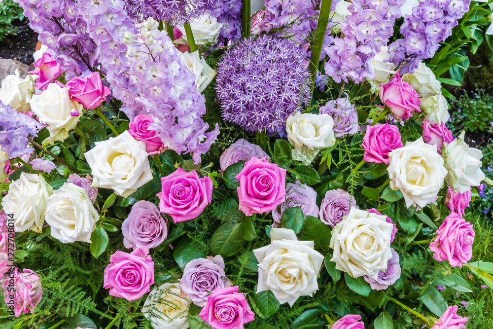 Strauß mit rosa farbenen und weißen Rosen mit Rittersporn und Kugellauch