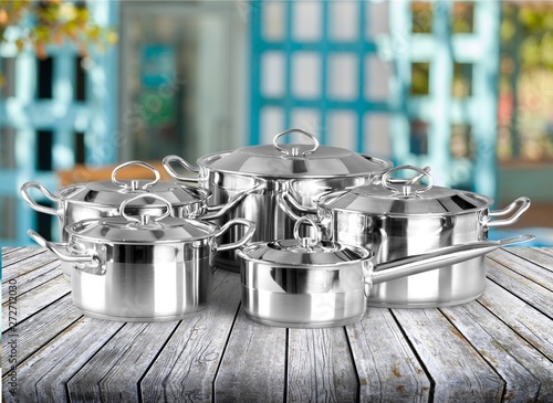 Foto Collection of aluminum pans  on wooden table