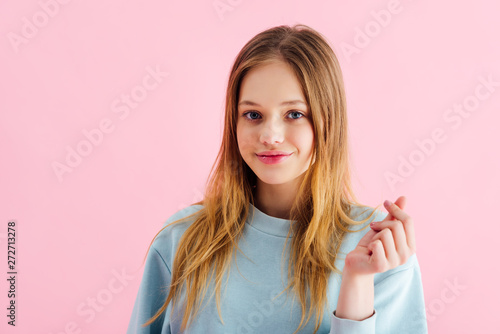Φωτογραφία happy pretty teenage girl snapping fingers isolated on pink