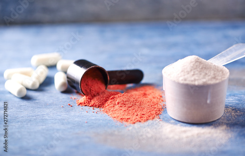Tableau sur toile Scoop of Whey Protein, Creatine Powder and Taurine capsules