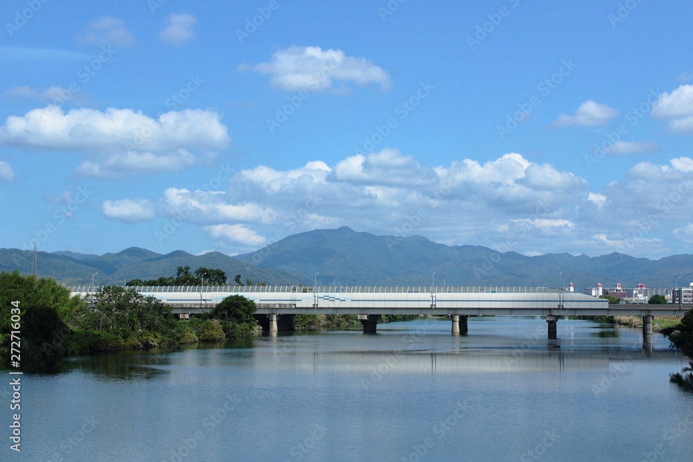 京都　桂川から見た愛宕山