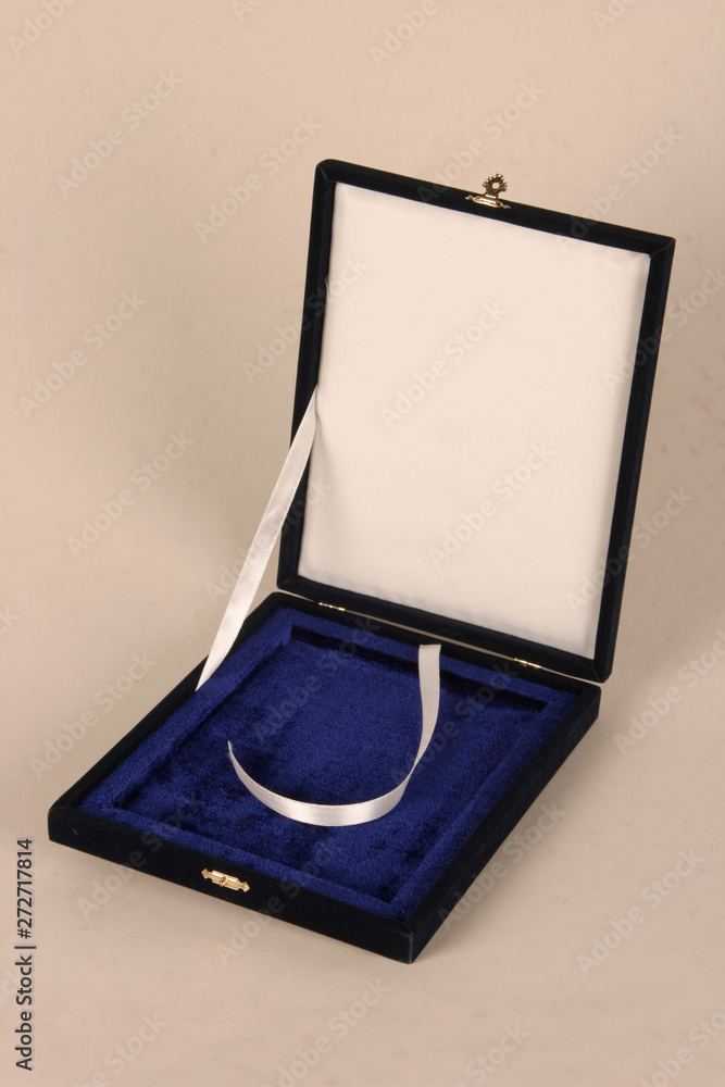 Luxury, leather or velvet, satin boxes for putting items such as mattresses, prizes, souvenirs Luxury, leather or velvet, satin boxes for putting items such as mattresses, prizes, souvenirs