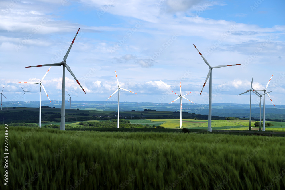 Windpark in der Eifel bei Düngenheim-Gamlen - Stockfoto Windpark in der Eifel bei Düngenheim-Gamlen - Stockfoto