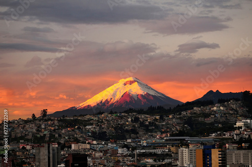 Amancer en Quito con el volcán Cotopaxi al fondo. photo