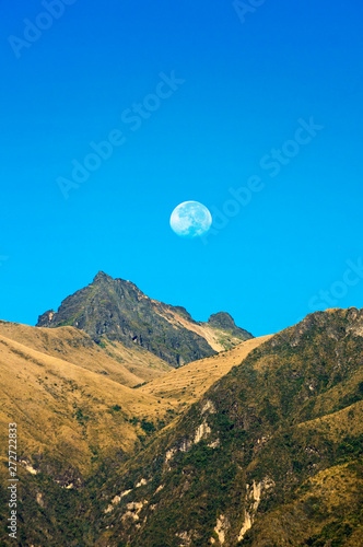 Luna sobre la cumbre del Ruco Pichincha.