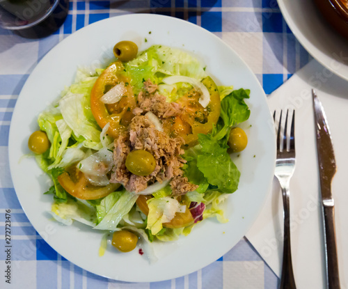Salad Manchego with canned tuna