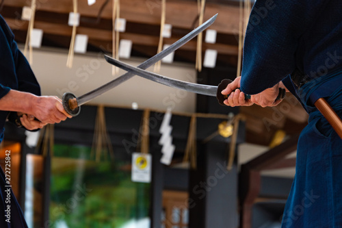 日本刀を持った男性