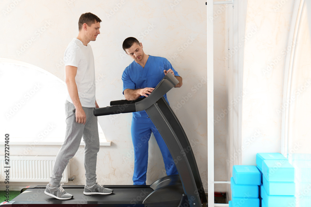 Ταπετσαρία Patient exercising under physiotherapist supervision in rehabilitation center