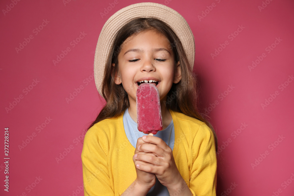 Φωτογραφία Adorable little girl with delicious ice cream against color background