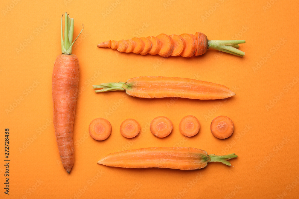 Flat lay composition with fresh carrots on color background - obrazy, fototapety, plakaty 