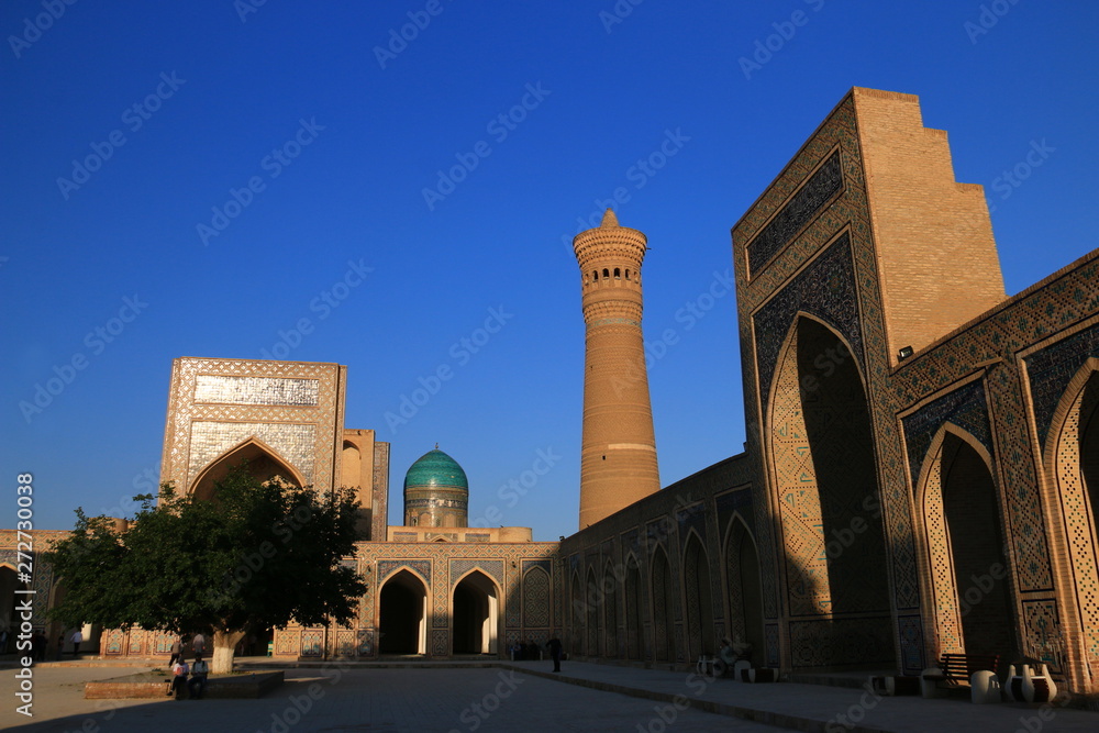 中央アジア　シルクロードの旅　ウズベキスタン　ブハラ　夕陽に映えるカラーン・ミナレットとモスク