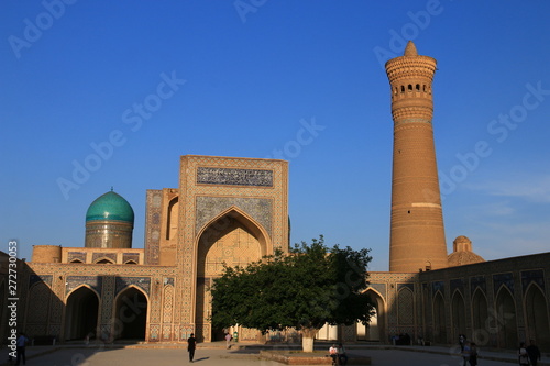 中央アジア シルクロードの旅 ウズベキスタン ブハラ 夕陽に映えるカラーン・ミナレットとモスク
