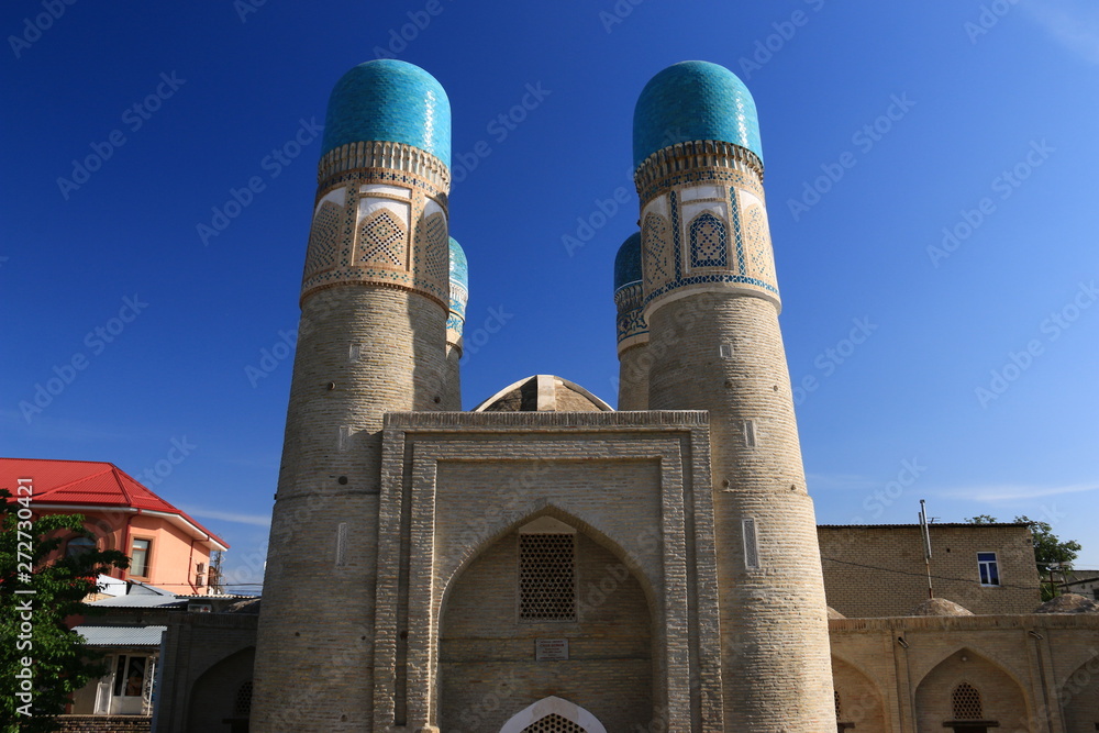 中央アジア　シルクロードの旅　ウズベキスタン　ブハラ　青空と青いチョル・ミナル