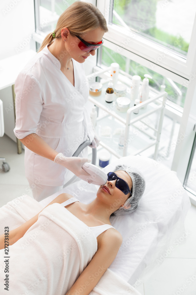 Obraz premium Top view of a professional female doctor working