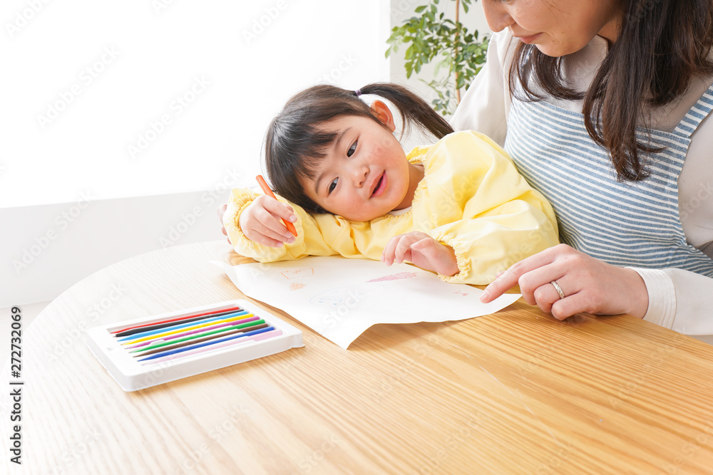お絵かきをする子供とお母さん
