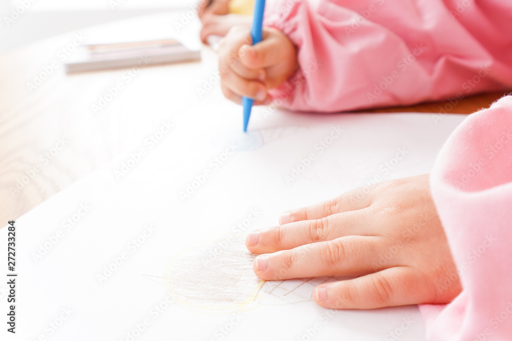 お絵かきをする子どもたちと保育士 お絵かきをする子どもたちと保育士