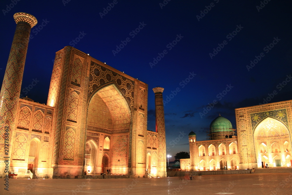 中央アジア　シルクロードの旅　ウズベキスタン　サマルカンド　レギスタン広場の夜景
