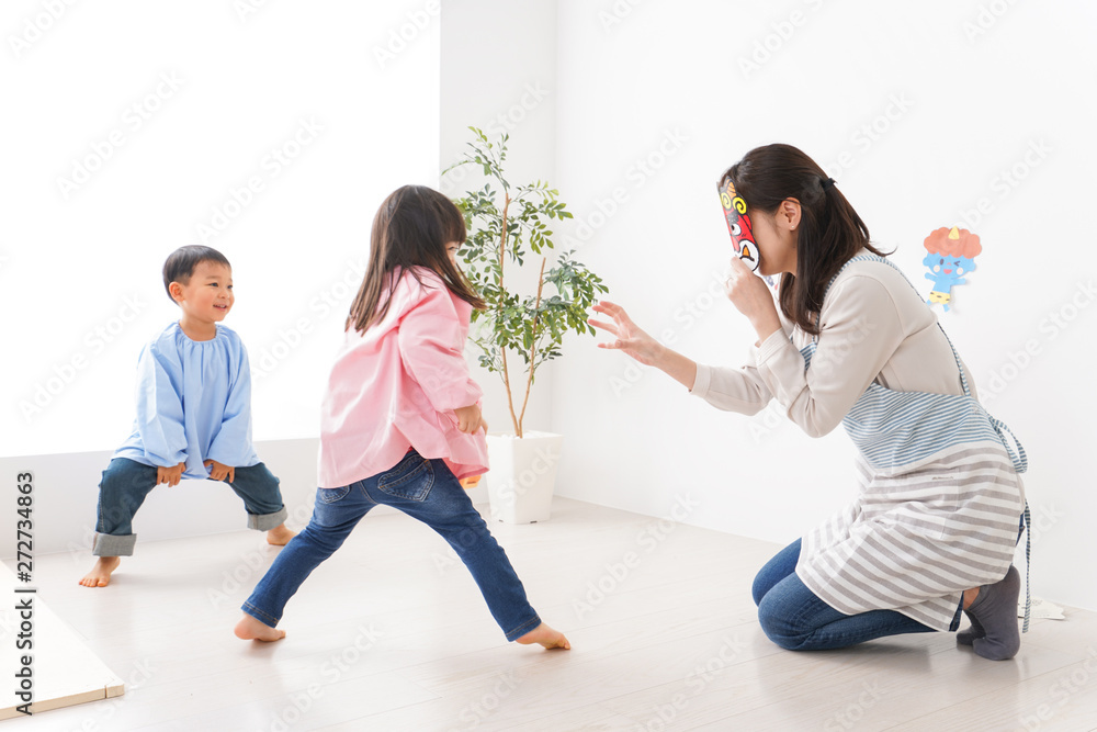 幼稚園で節分の豆まきをする子どもたち 幼稚園で節分の豆まきをする子どもたち