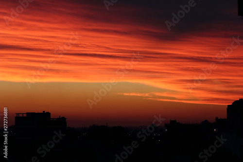 atardecer rojo en ciudad