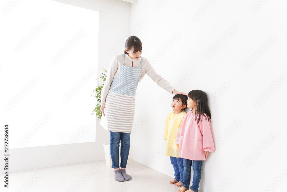 背比べをする子どもたち