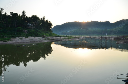 Fototapeta Naklejka Na Ścianę i Meble -  ラオスの世界遺産　ルアンパバーンのメコン川　美しい夕日と竹の橋
