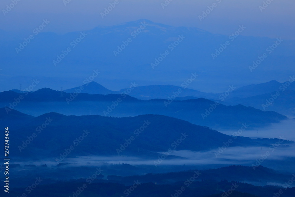 Obraz premium 早朝の山並み